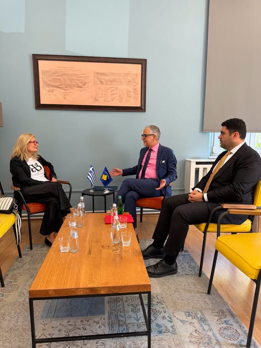 Ministri Vitia dhe Ambasadorja Vakali diskutojnë për avancimin e bashkëpunimit Kosovë–Greqi në shëndetësi
